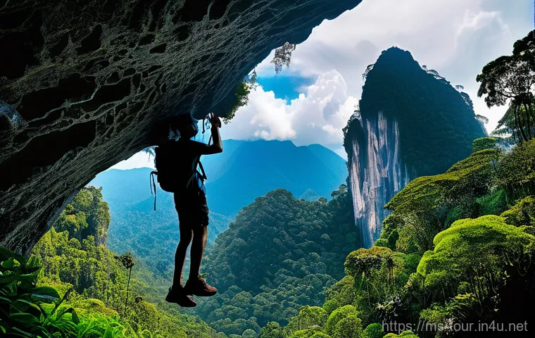 세계문화유산과 관광 - **Prompt:** "A vibrant street scene in George Town, Penang, showcasing a lively fusion of cultures. ...